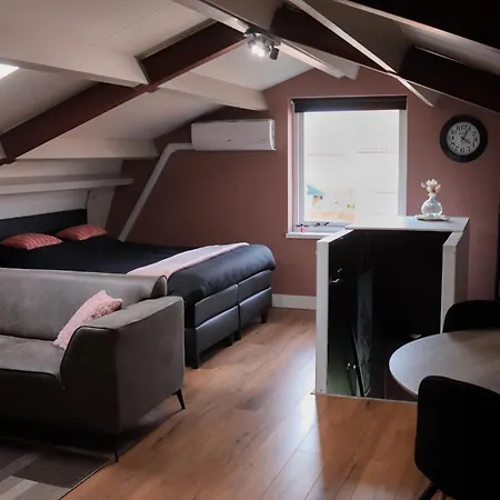 Bed & Breakfast De Kalverschuur 3*